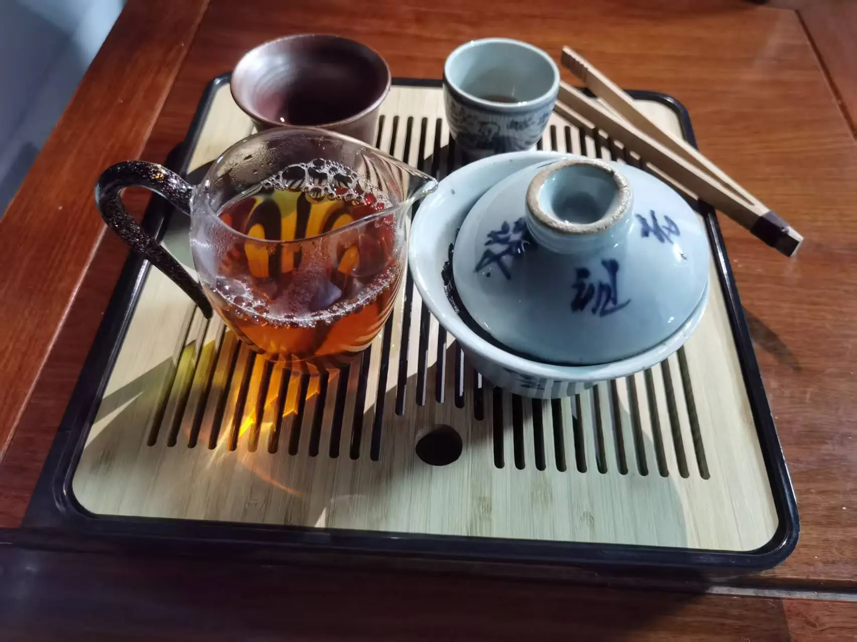 普洱茶的功效與作用與普洱茶屬於什麼茶-01「功效」「分類」「沖泡」「茶餅」「咖啡因」「儲存」「品牌」 1 - tea drink 3 雲南普洱茶-阿布古茶坊 雲南西雙版納的勐海縣雲南普洱茶生茶熟茶功效作用puer https://abu-tea.com/wp-content/uploads/2025/08/cropped-logo1.webp “普洱茶的功效與作用”與“普洱茶屬於什麼茶”; 提升健康與風味兼備的普洱茶全解析 主旨推薦:普洱茶因其獨特的發酵工藝與陳化潛力,兼具養生功效與醇厚口感。選擇優質“雲南普洱”不僅能幫您消脂降火,還能品味歲月沉澱的自然甘醇。本文將為您剖析普洱茶的功效與作用、普洱茶屬於什麼茶、puer tea 的英文介紹,並推薦幾款臺灣推薦品牌,普洱茶的功效與作用: 助消化、減脂降重 普洱茶具有“促消化”之功,可加速胃腸蠕動,幫助分解油脂,常飲有利於體重管理與保持身材。 降血脂、降膽固醇 研究表明,普洱茶中富含茶多酚與兒茶素,可有效降低血清總膽固醇與低密度脂蛋白,有助於心血管健康。 抗氧化、延緩衰老 普洱茶的發酵過程促使茶多酚轉化為更穩定的黃酮類化合物,抗氧化能力出眾,可清除自由基,延緩細胞老化。 調節血糖 慢性飲用普洱茶可提高胰島素敏感性,幫助穩定血糖,對Ⅱ型糖尿病人群輔助管理血糖水準具有一定價值。 暖胃降火 相比生茶,熟普洱茶經過渥堆發酵,性質溫和,能暖胃祛濕、消除口乾舌燥、緩解上火症狀。 二、普洱茶屬於什麼茶? 三、“普洱茶屬於什麼茶”常被初學者提問: 普洱茶是中國六大茶類中的黑茶,獨特之處在於需經渥堆發酵與長期陳化。根據原料、工藝與儲存不同,可分為生茶(未經渥堆發酵,靠自然氧化陳化)與熟茶(人工渥堆發酵並陳化)兩大類。生茶茶性偏涼,口感鮮爽;熟茶茶性偏溫,口感醇厚,色澤烏褐。 四、puer tea 的英文介紹 五、在國際市場,普洱茶常以“puer”或“pu’er tea”出現: 六、英文全稱:Pu’er tea 或 Pu-erh tea。產地統稱:Yunnan Pu’er。通常在電商與海外菜單中可見“puer tea”一詞,便於外語讀者搜索與識別。 四、雲南普洱的獨特魅力 “雲南普洱”因其得天獨厚的氣候與生態環境而享譽茶界: 原料優勢:老樹春芽豐盈,富含多酚、氨基酸及珍稀礦物質; 工藝特色:渥堆發酵工藝結合雲南高原微生物群落,形成獨特的“普洱菌香”; 陳化潛力:天然熟化溫濕環境,加之傳統倉儲方式,令茶品愈陳愈香,香氣醇厚,入口滑爽。 五、臺灣推薦品牌 在臺灣,已有多個品牌將“普洱茶”與在地文化結合,品質卓越口碑甚佳: 品牌名稱 產品特色 推薦理由 茗顏軒(Ming Yan Xuan) 主打熟茶系列,採用低溫慢渥堆,保存更多茶多酚與氨基酸 入口醇和,回甘持久 茶工坊(Tea Workshop) 創新推陳儲技術,結合臺灣石庫門倉儲體系,陳化環境控溫控濕 茶體醇和順滑,香氣穩定 阿布古茶坊(https://abu-tea.com/) 由雲南茶農依原生態種值,傳統工藝製作生產保存,原產地直送,自製自銷 原產地直送,自製自銷,香氣醇厚,入口滑爽。 結語 普洱茶憑藉其卓越的保健功效與陳化魅力,在茶友心中佔據一席之地。選擇“臺灣推薦品牌”中的優質普洱,更可讓您在品茗間感受東西方茶文化的完美融合。